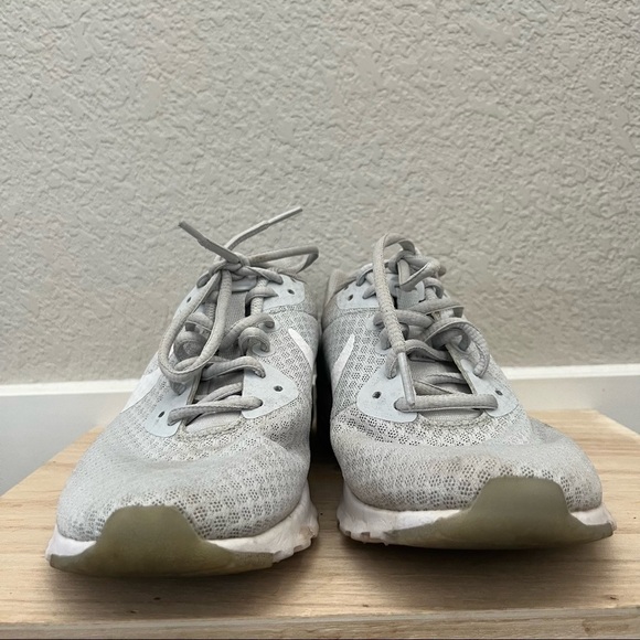 Nike White Gray Air Max Motion Lace Up Sneaker 7